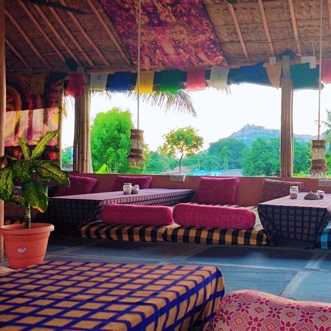 Om Shanti Om Home Stay & Cafe Hampi Eksteriør bilde